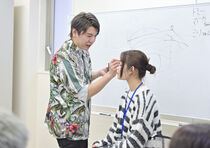 ＜導入授業＞ヘアメイク・Tommy 講師が教える！「 可愛い」から「 クール」まで印象自在！アイブロウ」の作り方とは？